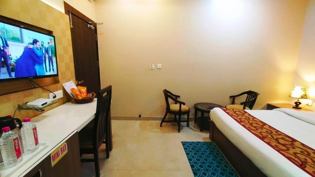 Hotel Ozas Grand Варанаси Экстерьер фото