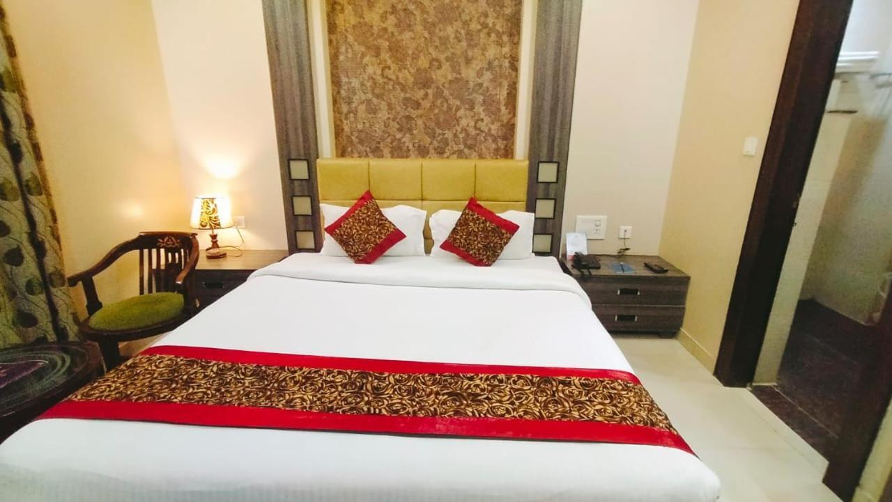 Hotel Ozas Grand Варанаси Экстерьер фото