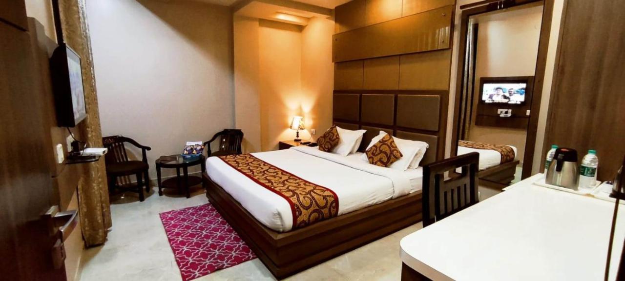 Hotel Ozas Grand Варанаси Экстерьер фото