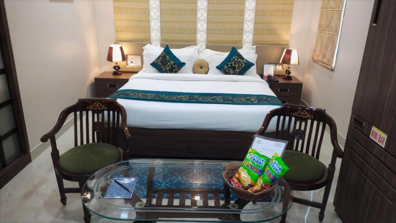 Hotel Ozas Grand Варанаси Экстерьер фото