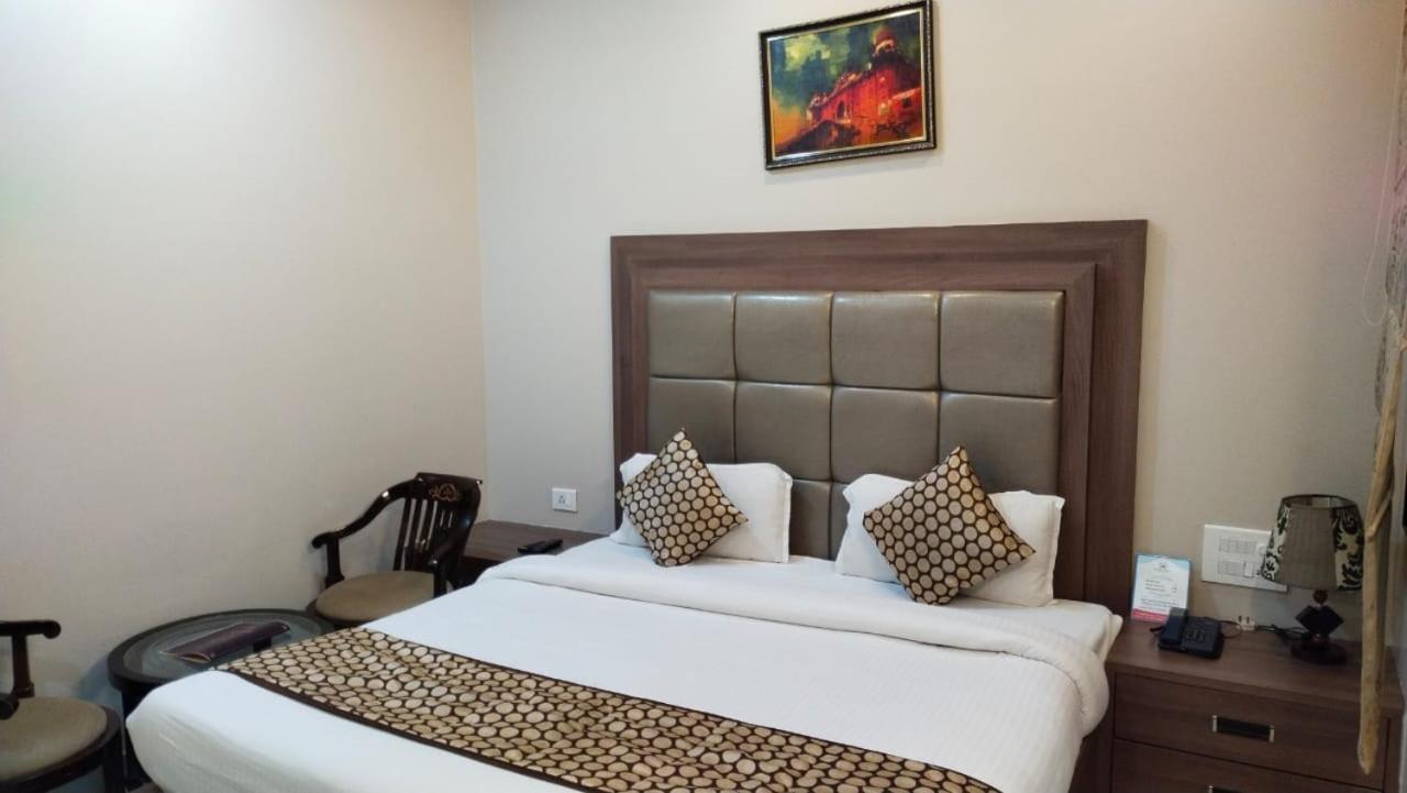 Hotel Ozas Grand Варанаси Экстерьер фото