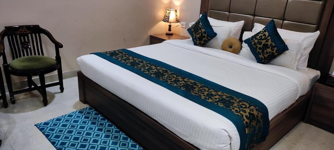 Hotel Ozas Grand Варанаси Экстерьер фото