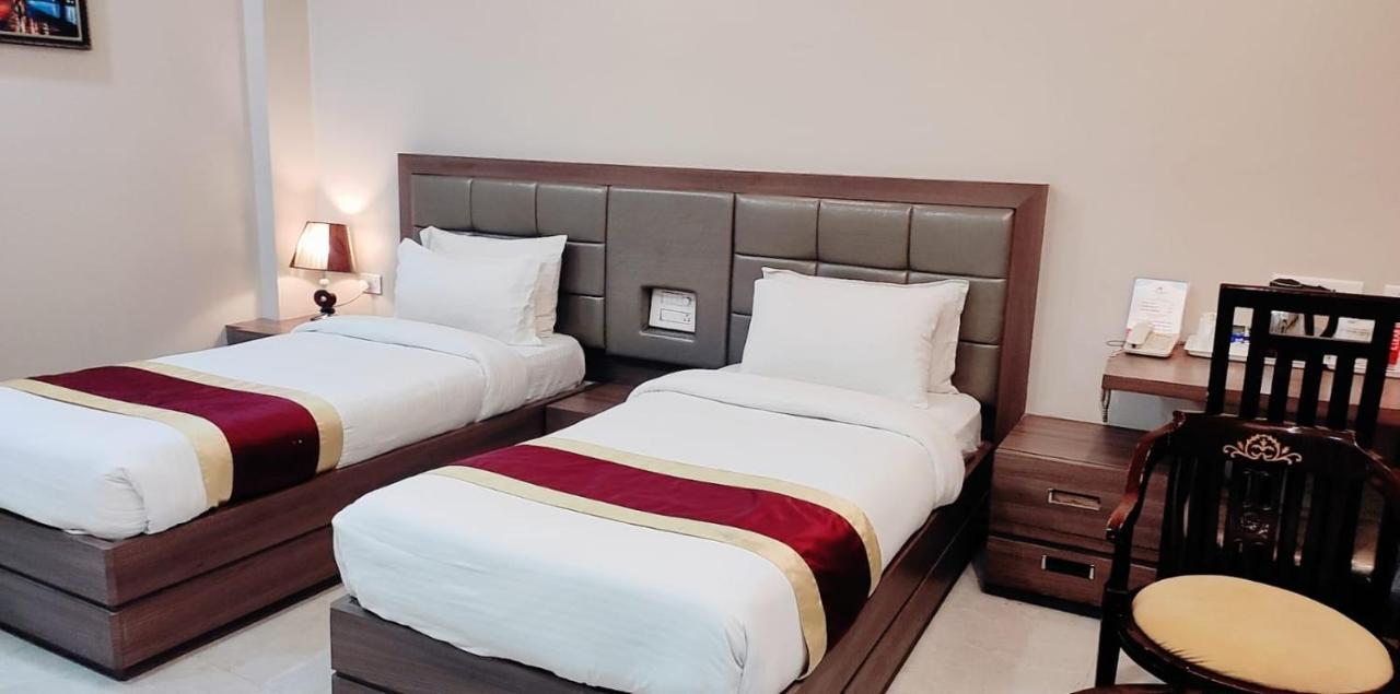 Hotel Ozas Grand Варанаси Экстерьер фото